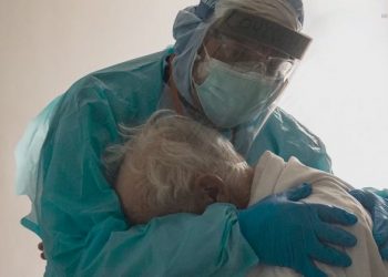 Photo of Doctor Who Worked For 256 Straight Days Goes Viral For Hugging a COVID-19 Patient