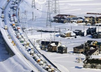 Snowstorm in Japan Keeps over A Thousand Vehicles Stuck in Tokyo Highway