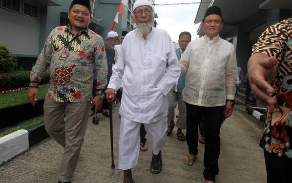 Indonesia's Abu Bakar Ba'asyir, Islamic Cleric Jailed in Connection to Bali Bombings, Released